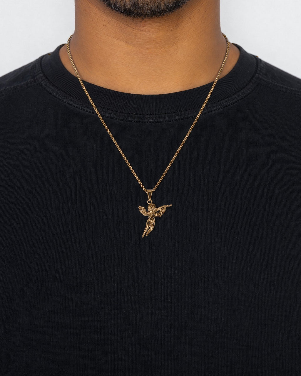 Mand i sort t-shirt med Angel 47-vedhæng i guld, set forfra