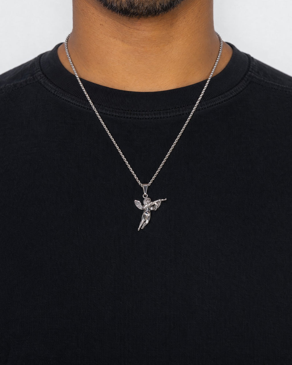 Mand i sort t-shirt med Angel 47-vedhæng i sølv, set forfra