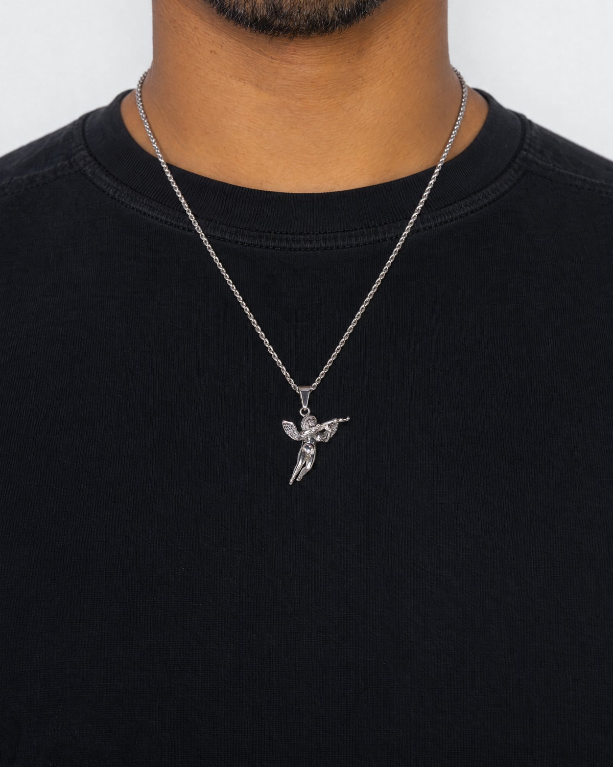 Mand i sort t-shirt med Angel 47-vedhæng i sølv, set forfra