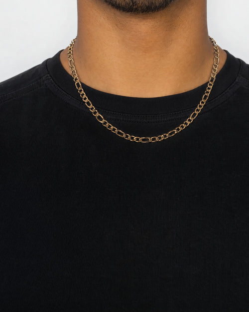 Mand i sort t-shirt med figaro-kæde i guld, set forfra