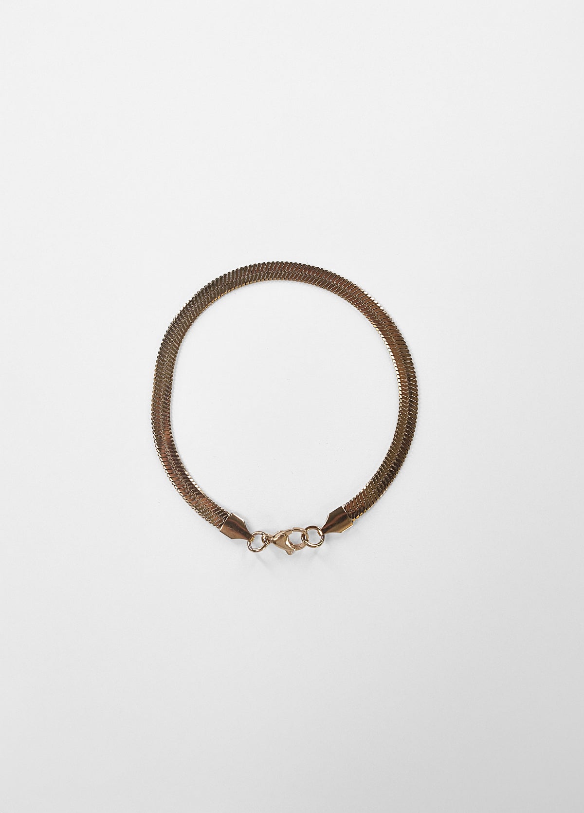 Herringbone-armbånd i guld set fra en anden vinkel