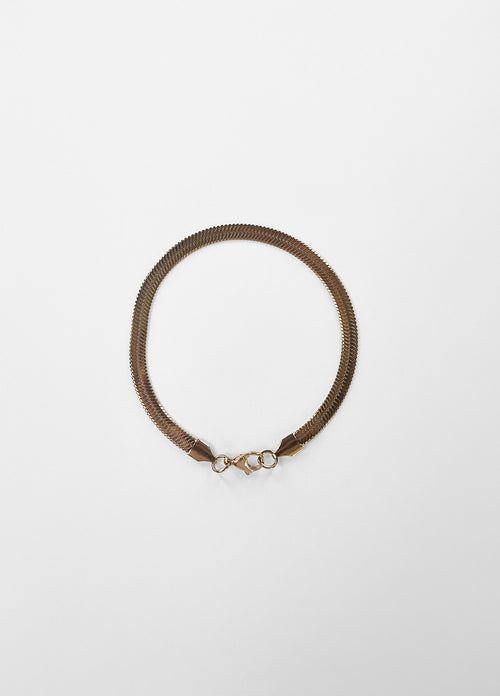 Herringbone-armbånd i guld set fra en anden vinkel