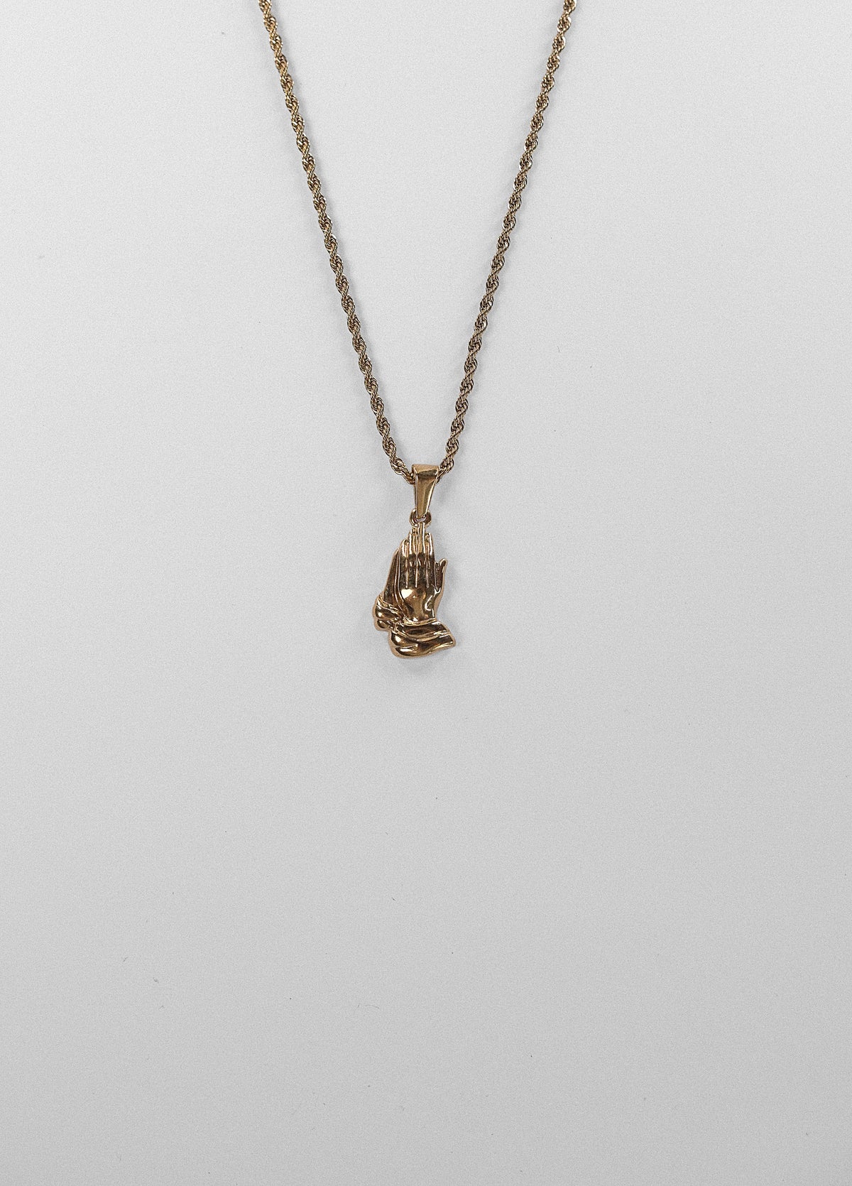 Praying Hands-vedhæng i guld set fra en anden vinkel