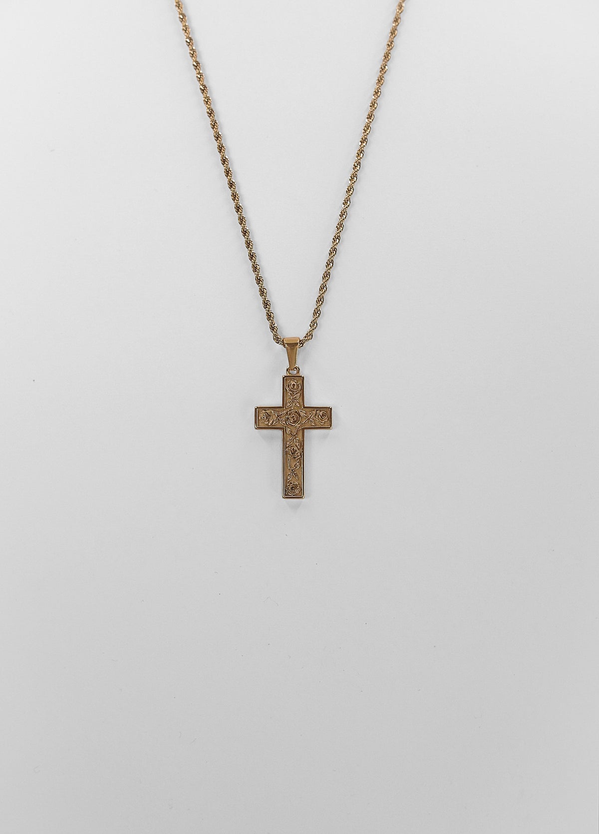 The Holy Cross-vedhæng i guld set fra en anden vinkel