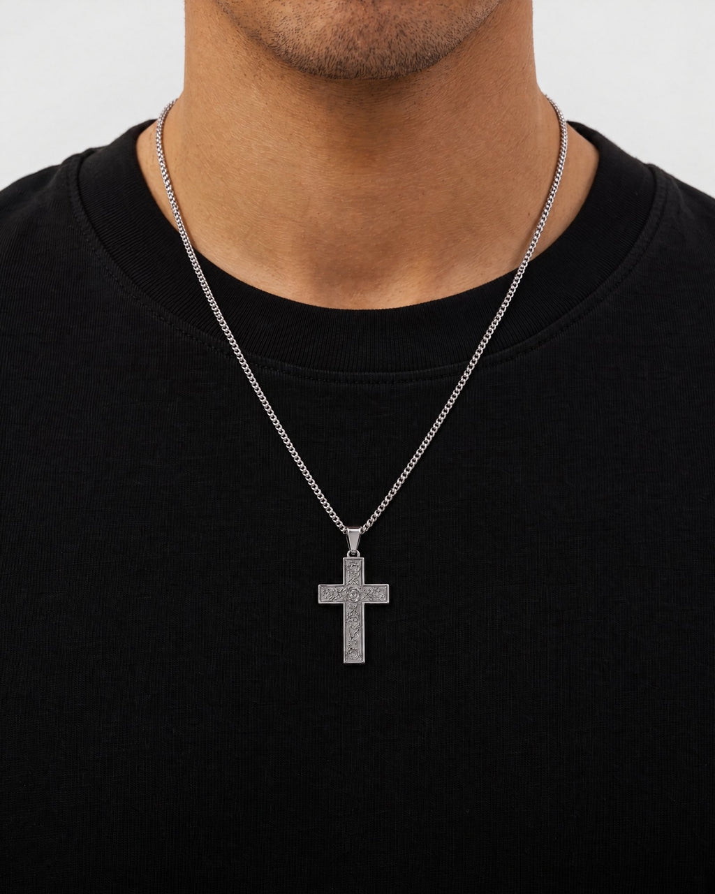 Mand i sort t-shirt med The Holy Cross-vedhæng i sølv, set forfra
