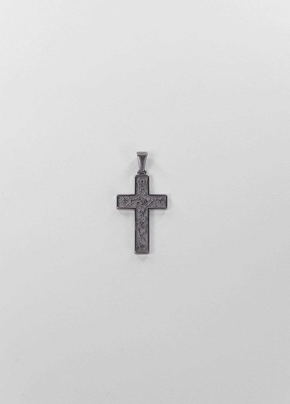 The Holy Cross-vedhæng i sølv på kæde