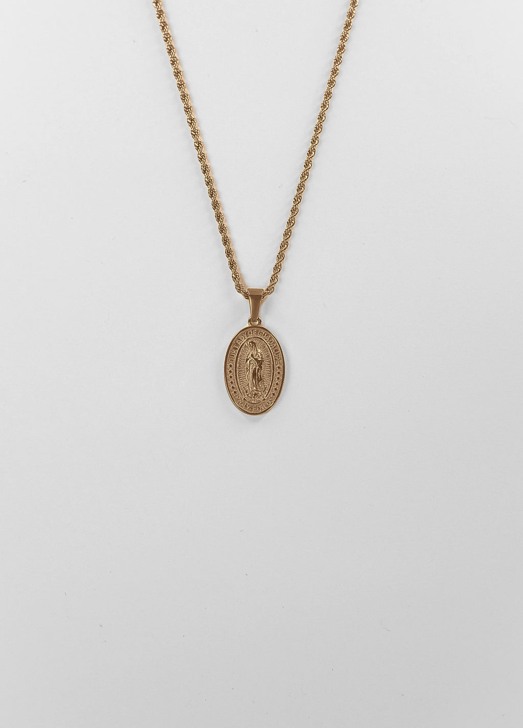 Virgin Mary-vedhæng i guld set fra en anden vinkel