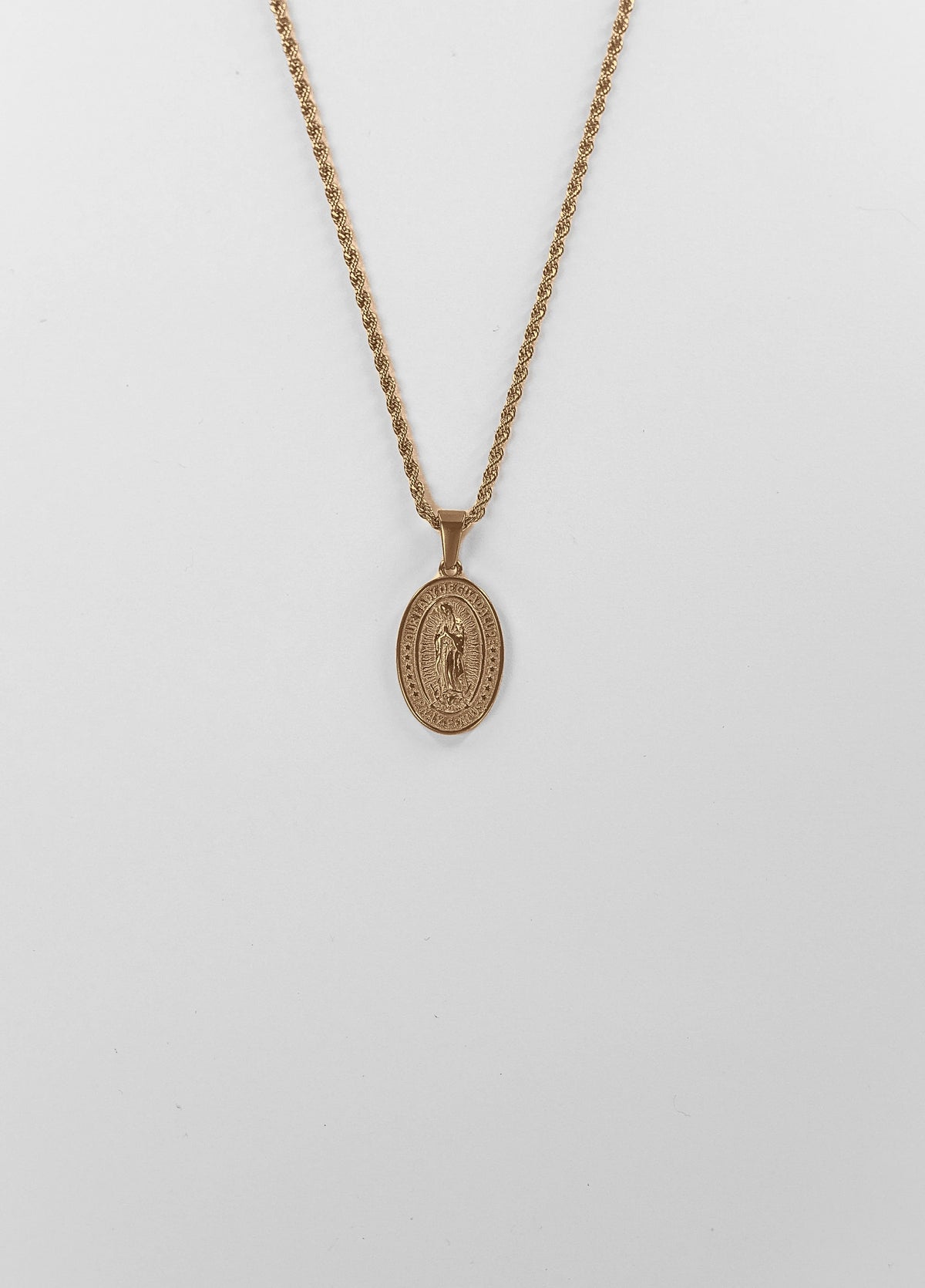 Virgin Mary-vedhæng i guld set fra en anden vinkel